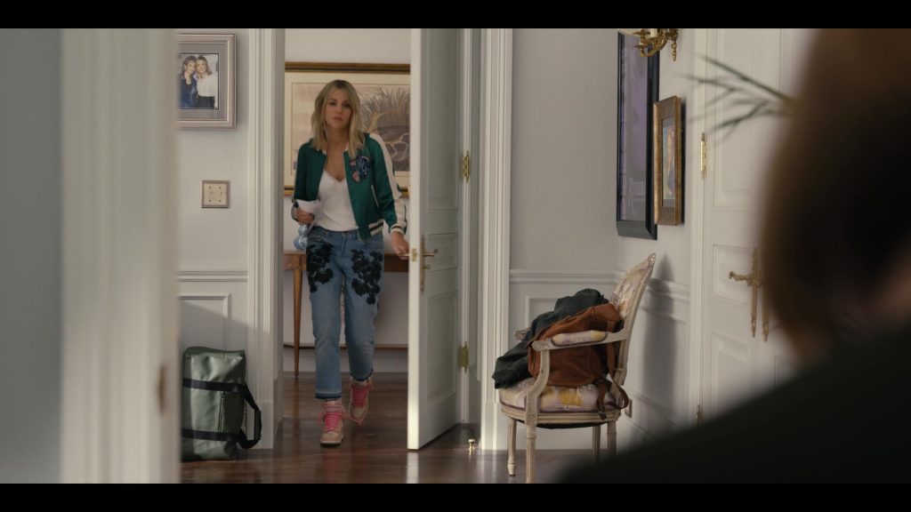 Nike Sneakers in Hacks S03E03 “The Roast Of Deborah Vance” (2024) (Image 6)