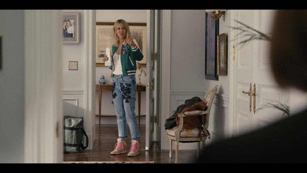 Nike Sneakers in Hacks S03E03 “The Roast Of Deborah Vance” (2024) (Image 7)