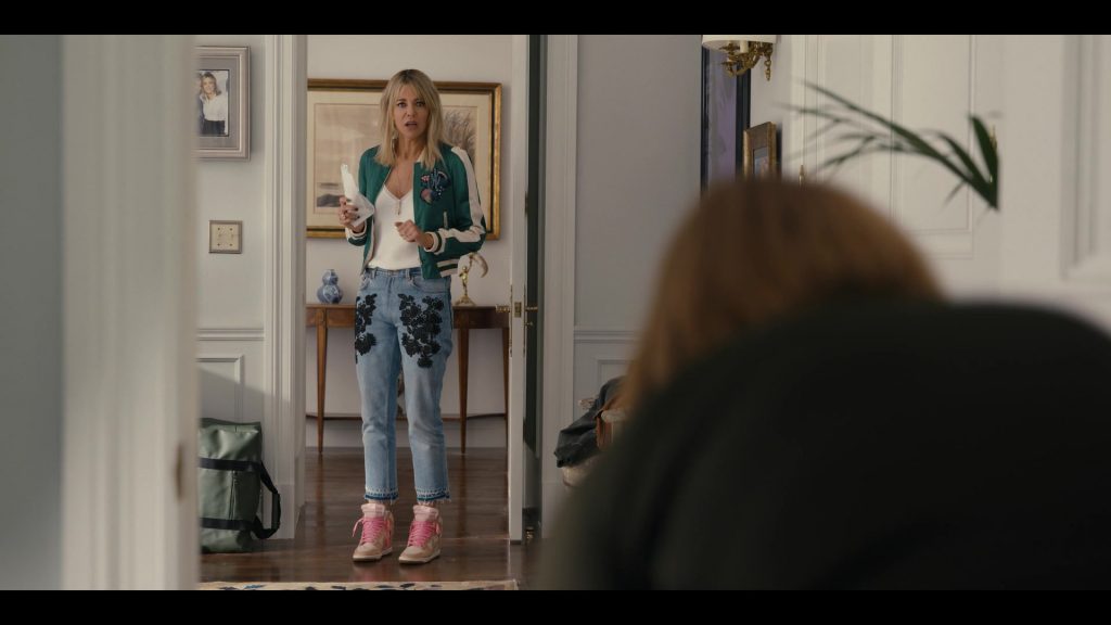 Nike Sneakers in Hacks S03E03 “The Roast Of Deborah Vance” (2024) (Image 8)