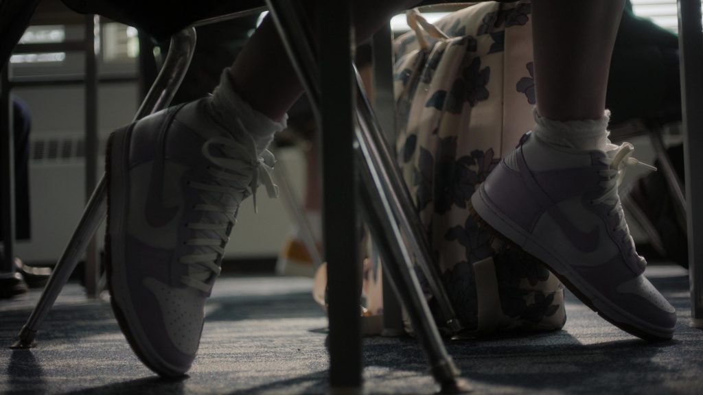 Nike Sneakers in Happy Face S01E04 “Controlled Burn” (2025) (Image 2)