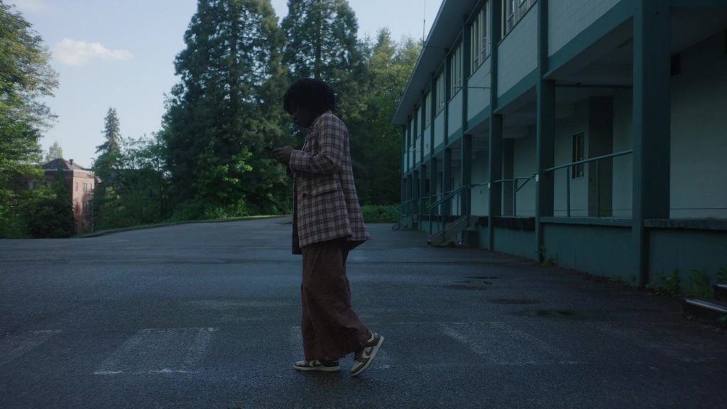 Nike Sneakers in Happy Face S01E05 “Don't Dream” (2025) (Image 1)