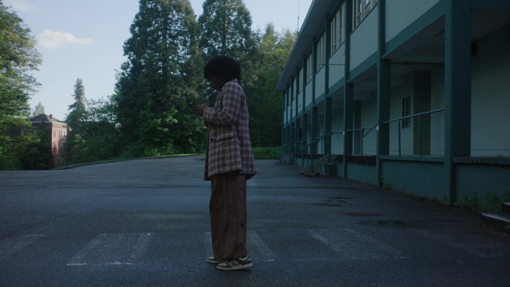 Nike Sneakers in Happy Face S01E05 “Don't Dream” (2025) (Image 2)
