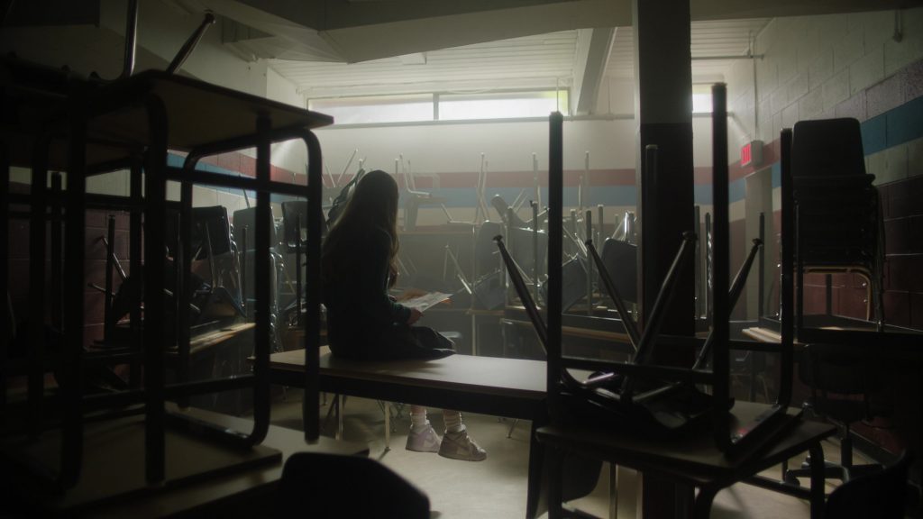Nike Sneakers in Happy Face S01E06 “Lorelai” (2025) (Image 1)