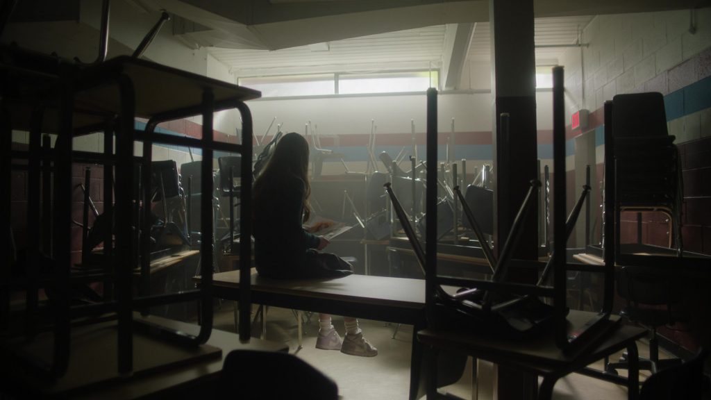 Nike Sneakers in Happy Face S01E06 “Lorelai” (2025) (Image 2)