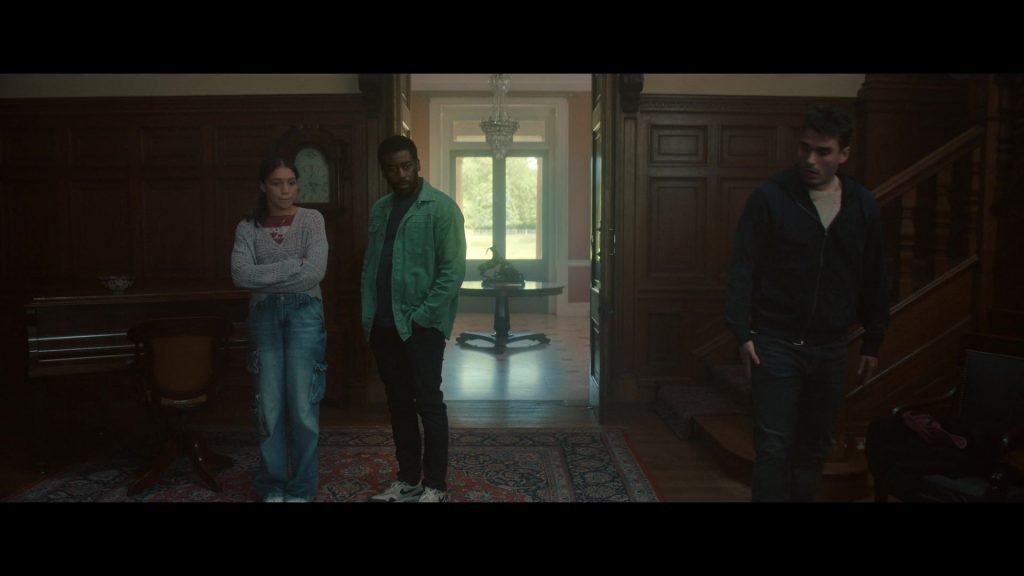 Nike Sneakers in Hostage S01E05 (2025) (Image 4)