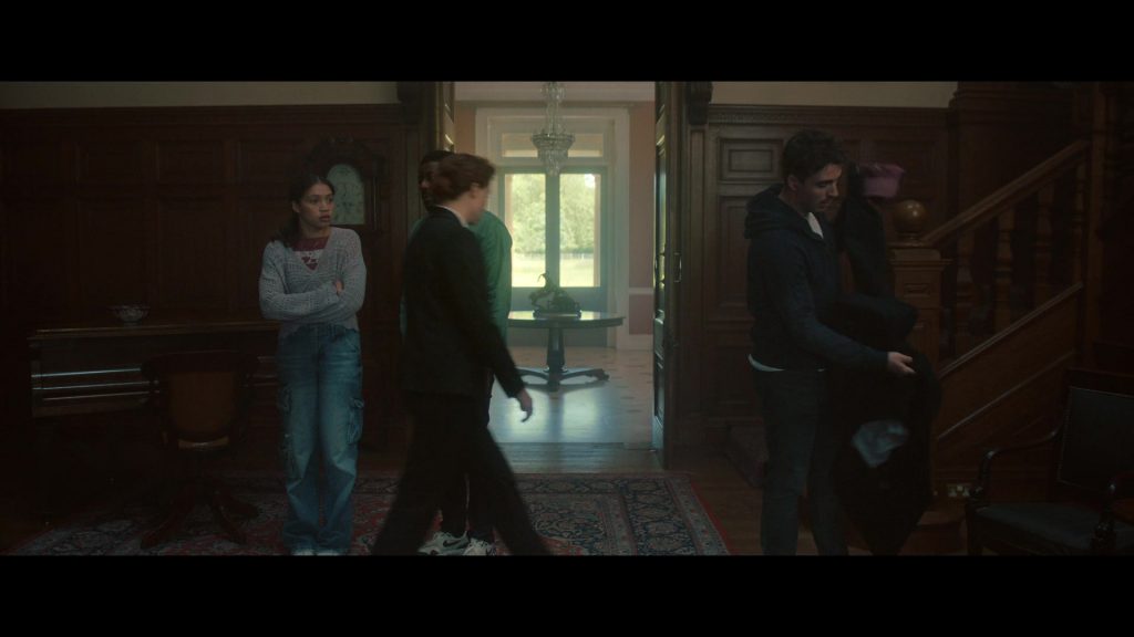 Nike Sneakers in Hostage S01E05 (2025) (Image 8)