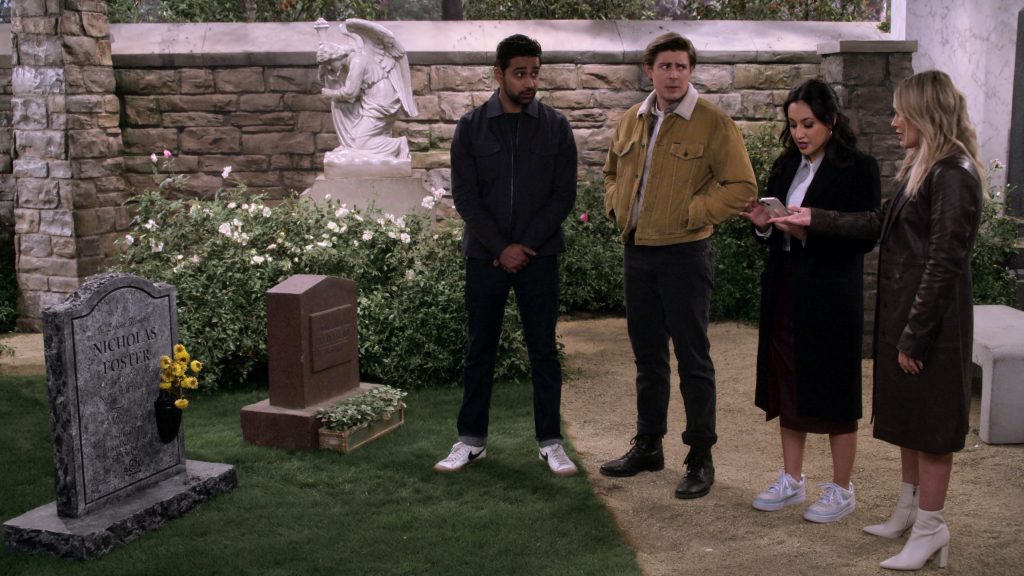 Nike Sneakers in How I Met Your Father S02E12 “Not a Mamma Mia” (2023) (Image 1)
