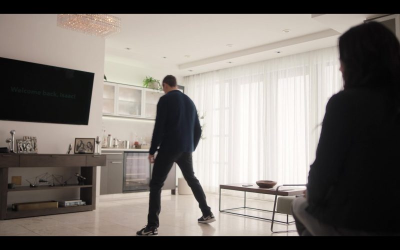 Nike Sneakers in Laid S01E04 “Flagstaff” (2024) (Image 1)
