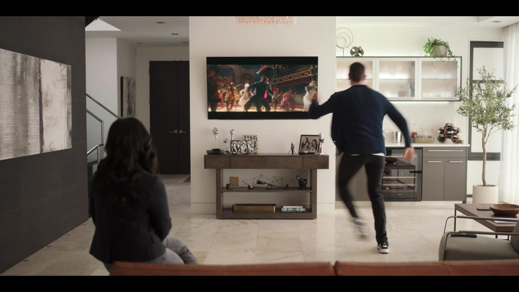 Nike Sneakers in Laid S01E04 “Flagstaff” (2024) (Image 10)