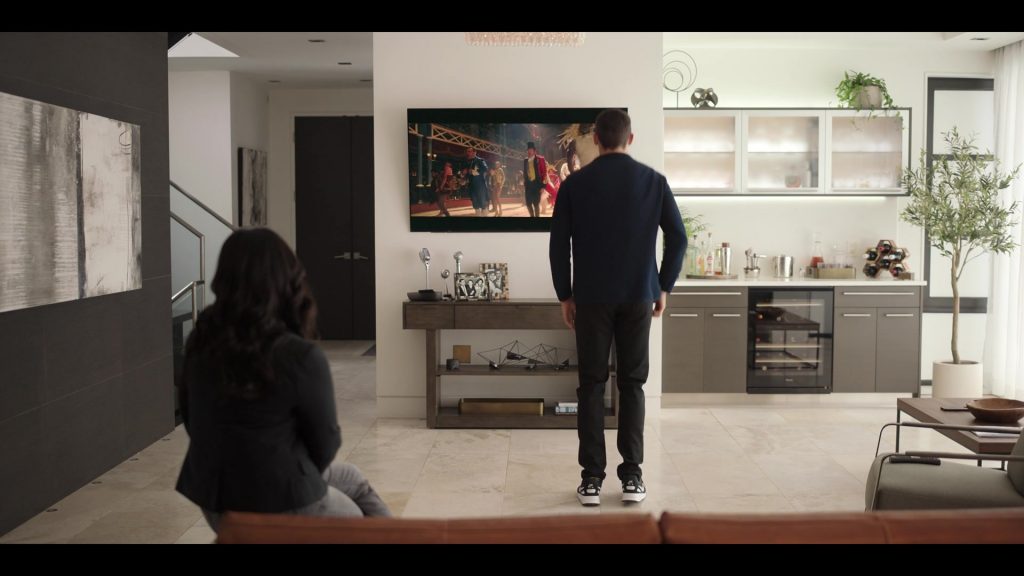 Nike Sneakers in Laid S01E04 “Flagstaff” (2024) (Image 14)