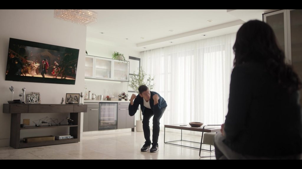 Nike Sneakers in Laid S01E04 “Flagstaff” (2024) (Image 2)