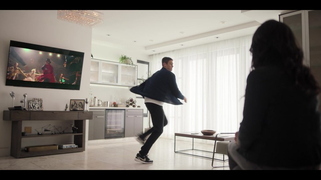 Nike Sneakers in Laid S01E04 “Flagstaff” (2024) (Image 5)