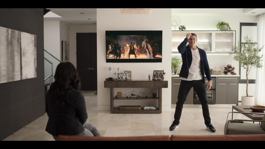 Nike Sneakers in Laid S01E04 “Flagstaff” (2024) (Image 7)