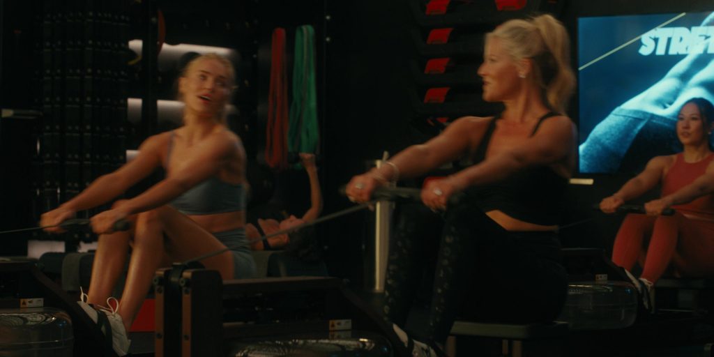 Nike Sneakers in Landman S01E07 “All Roads Lead to a Hole” (2024) (Image 5)
