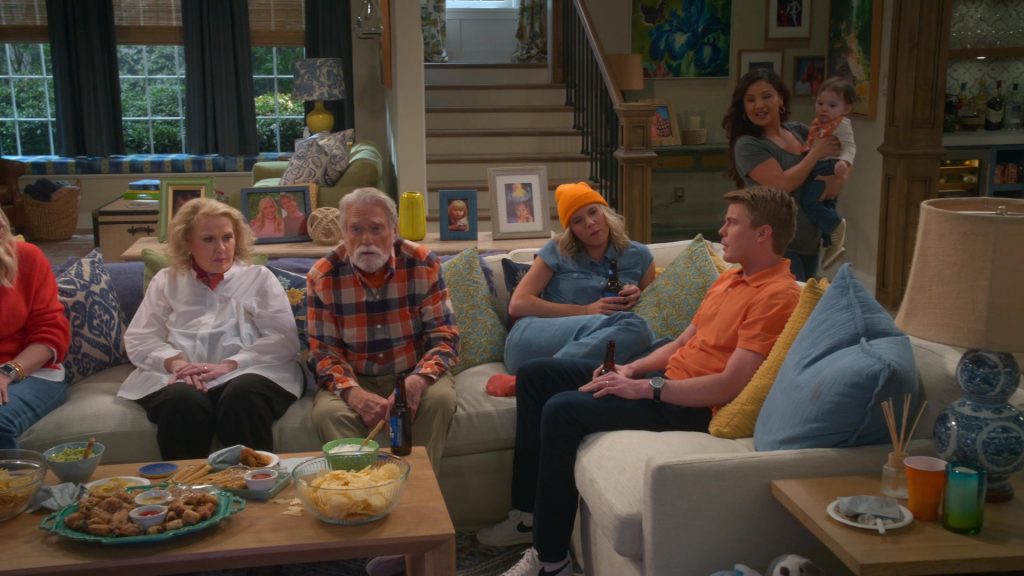 Nike Sneakers in Leanne S01E04 “Smooth Like a Dolphin” (2025) (Image 10)