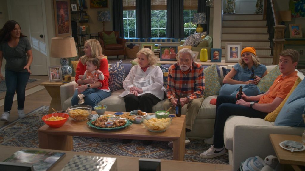 Nike Sneakers in Leanne S01E04 “Smooth Like a Dolphin” (2025) (Image 6)