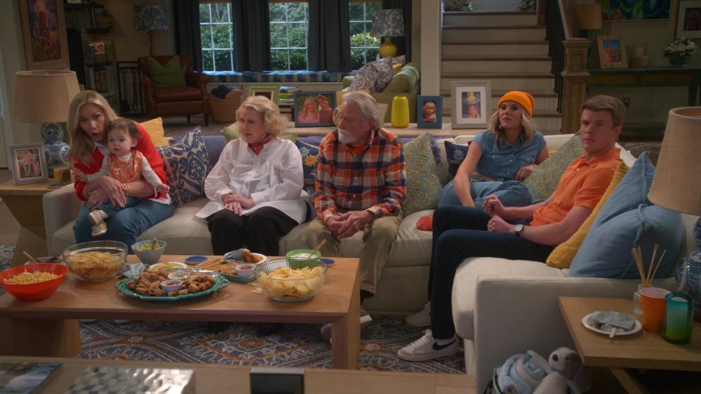 Nike Sneakers in Leanne S01E04 “Smooth Like a Dolphin” (2025) (Image 8)