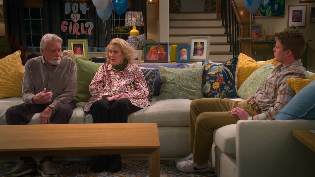 Nike Sneakers in Leanne S01E06 “Too Much Wedding Ring” (2025) (Image 1)