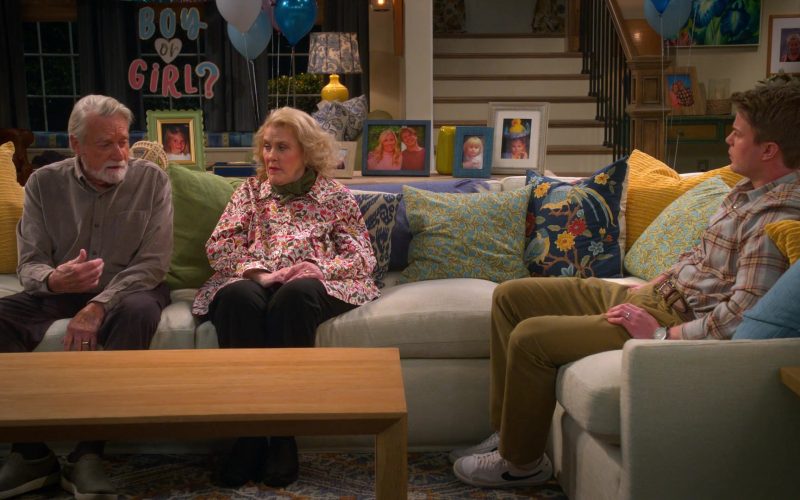 Nike Sneakers in Leanne S01E06 “Too Much Wedding Ring” (2025) (Image 1)