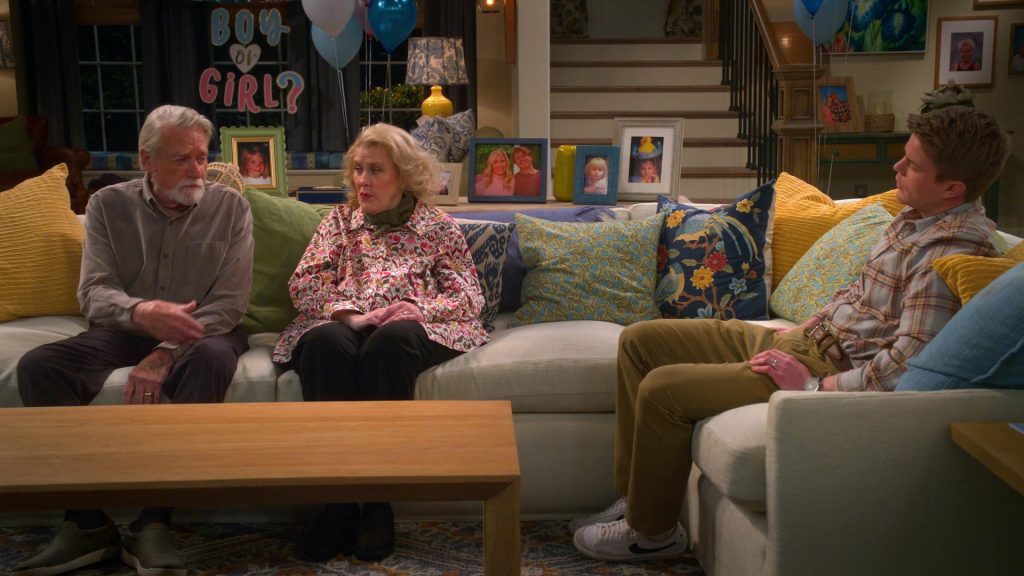 Nike Sneakers in Leanne S01E06 “Too Much Wedding Ring” (2025) (Image 2)