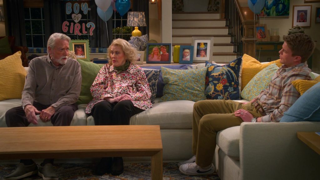 Nike Sneakers in Leanne S01E06 “Too Much Wedding Ring” (2025) (Image 3)
