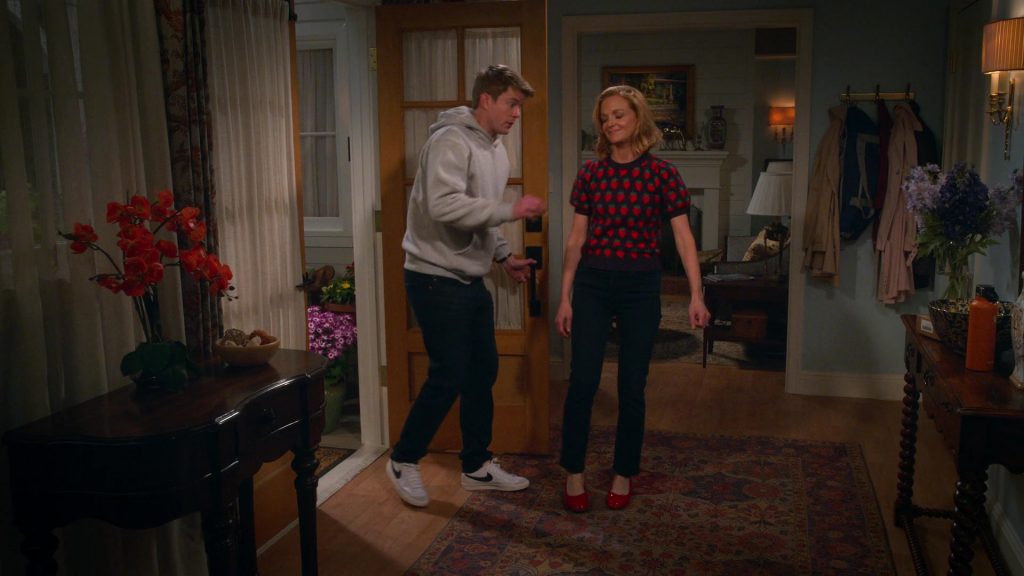 Nike Sneakers in Leanne S01E08 “Muscle Memory” (2025) (Image 1)