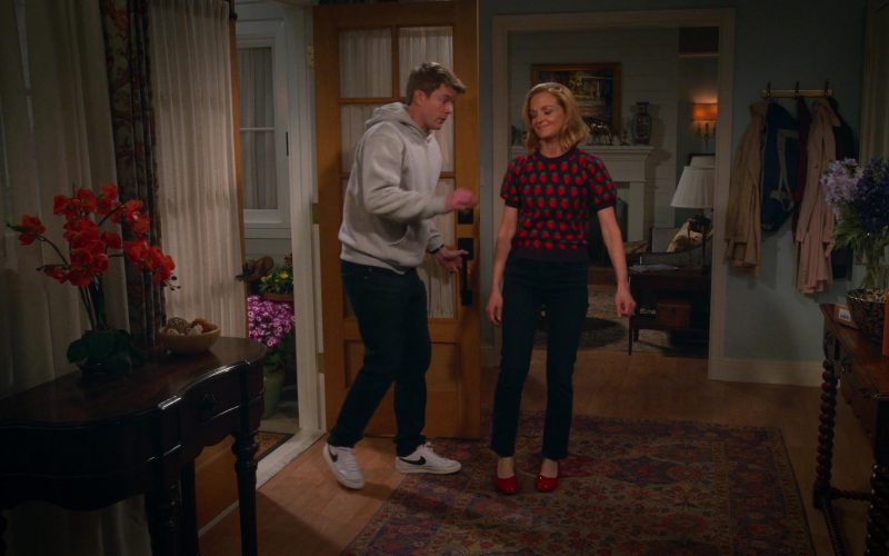 Nike Sneakers in Leanne S01E08 “Muscle Memory” (2025) (Image 1)