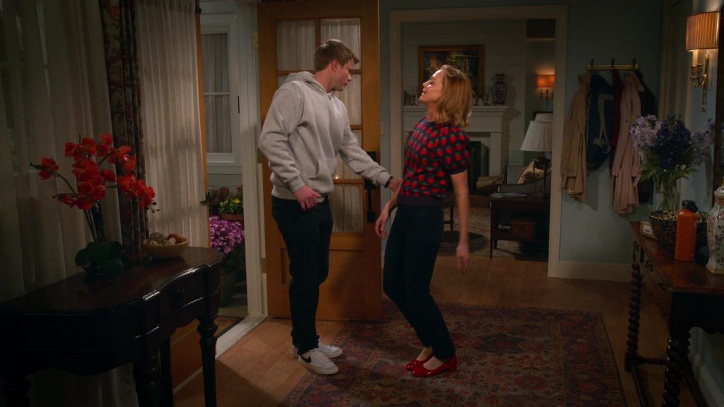 Nike Sneakers in Leanne S01E08 “Muscle Memory” (2025) (Image 2)