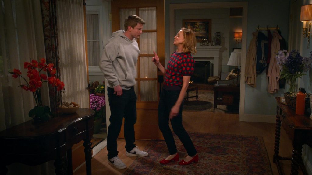 Nike Sneakers in Leanne S01E08 “Muscle Memory” (2025) (Image 3)