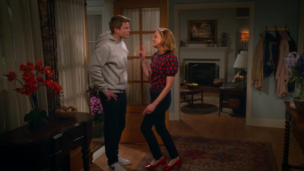Nike Sneakers in Leanne S01E08 “Muscle Memory” (2025) (Image 4)