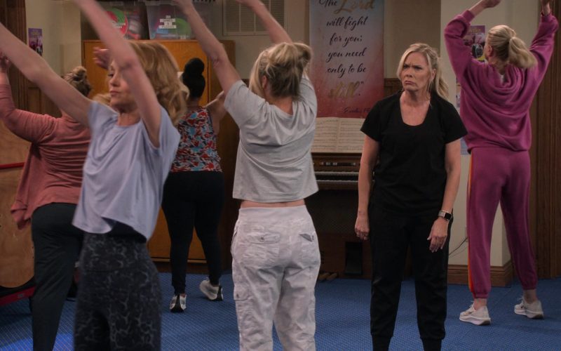Nike Sneakers in Leanne S01E14 “Gomez Is a Woman” (2025) (Image 1)