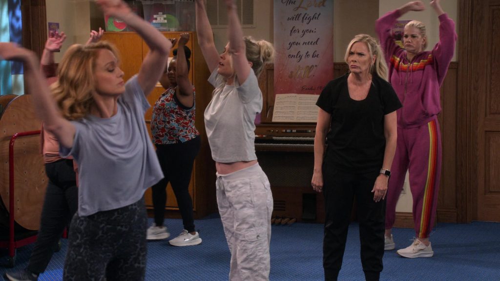 Nike Sneakers in Leanne S01E14 “Gomez Is a Woman” (2025) (Image 2)