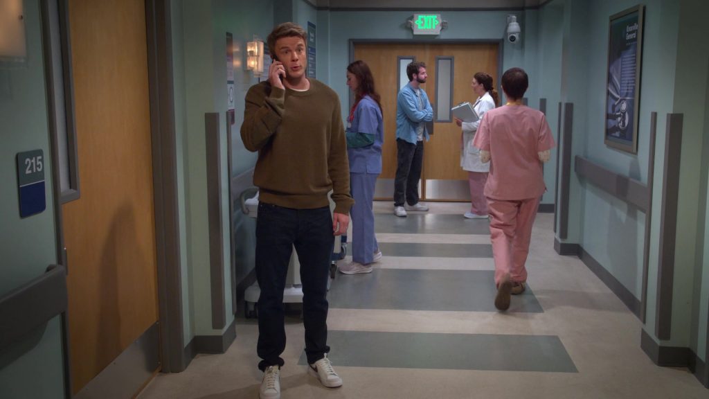Nike Sneakers in Leanne S01E16 “Having Big Feelings” (2025) (Image 3)