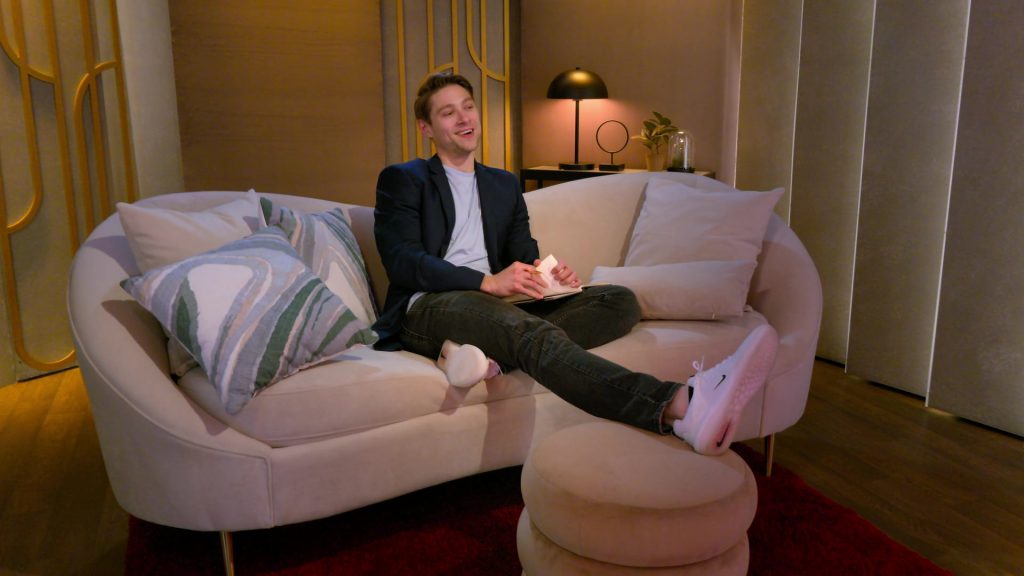 Nike Sneakers in Love Is Blind S08E01 “I Have A Husband” (2025) (Image 19)