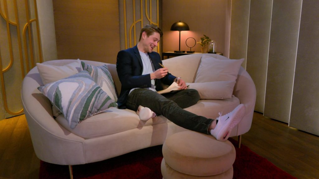 Nike Sneakers in Love Is Blind S08E01 “I Have A Husband” (2025) (Image 25)