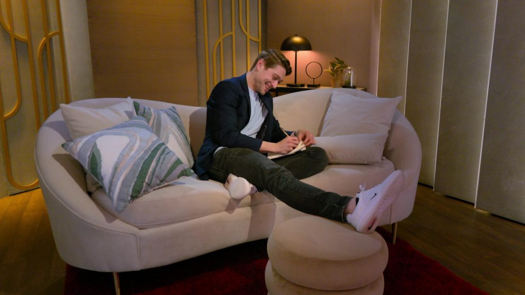 Nike Sneakers in Love Is Blind S08E01 “I Have A Husband” (2025) (Image 27)