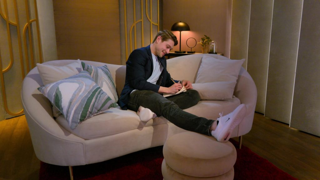 Nike Sneakers in Love Is Blind S08E01 “I Have A Husband” (2025) (Image 28)