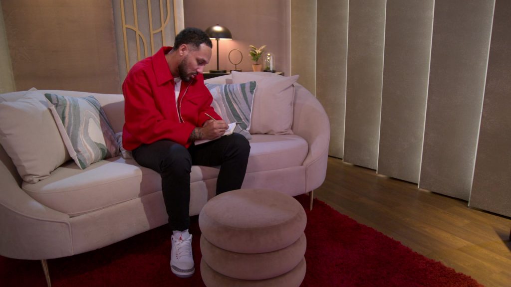 Nike Sneakers in Love Is Blind S08E01 “I Have A Husband” (2025) (Image 5)