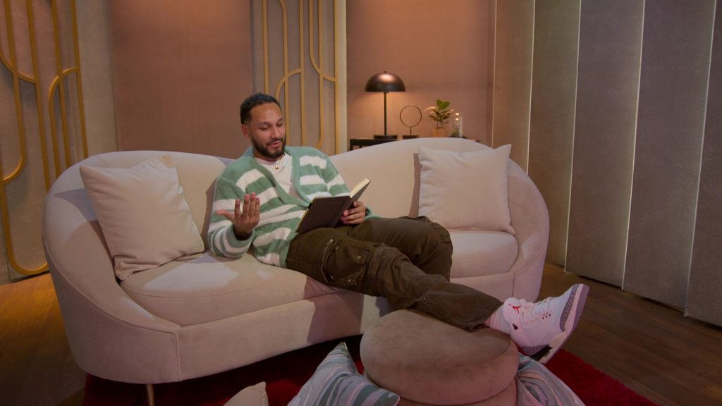 Nike Sneakers in Love Is Blind S08E02 “Open Hearts, Open Minds, Can't Lose” (2025) (Image 10)