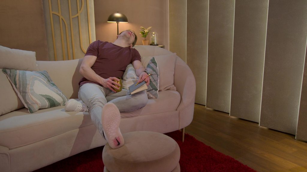 Nike Sneakers in Love Is Blind S08E02 “Open Hearts, Open Minds, Can't Lose” (2025) (Image 13)