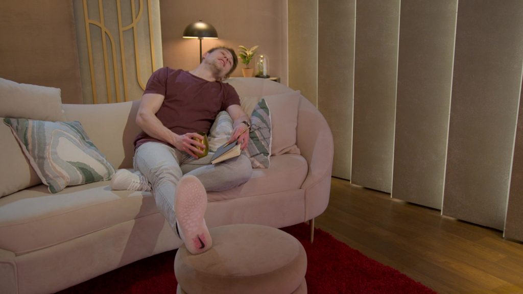 Nike Sneakers in Love Is Blind S08E02 “Open Hearts, Open Minds, Can't Lose” (2025) (Image 14)