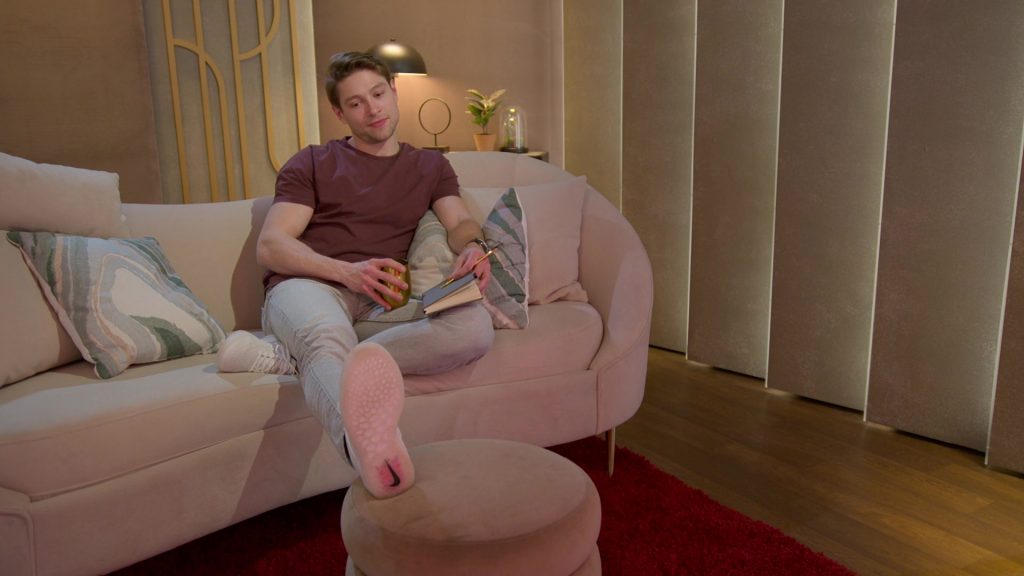 Nike Sneakers in Love Is Blind S08E02 “Open Hearts, Open Minds, Can't Lose” (2025) (Image 15)
