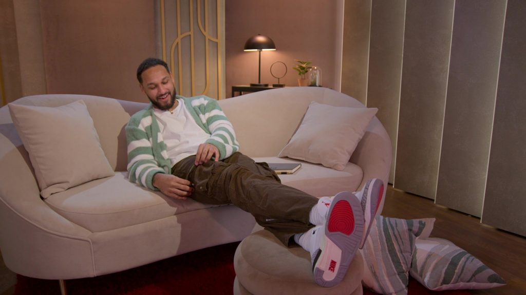 Nike Sneakers in Love Is Blind S08E02 “Open Hearts, Open Minds, Can't Lose” (2025) (Image 16)
