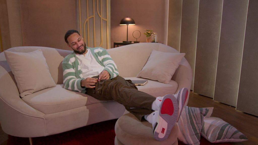 Nike Sneakers in Love Is Blind S08E02 “Open Hearts, Open Minds, Can't Lose” (2025) (Image 2)