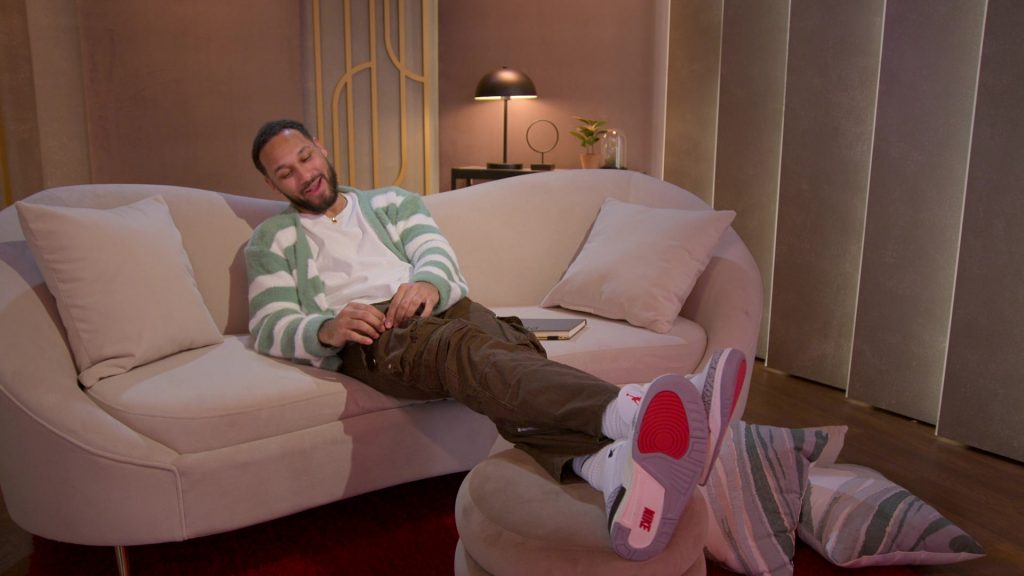 Nike Sneakers in Love Is Blind S08E02 “Open Hearts, Open Minds, Can't Lose” (2025) (Image 3)