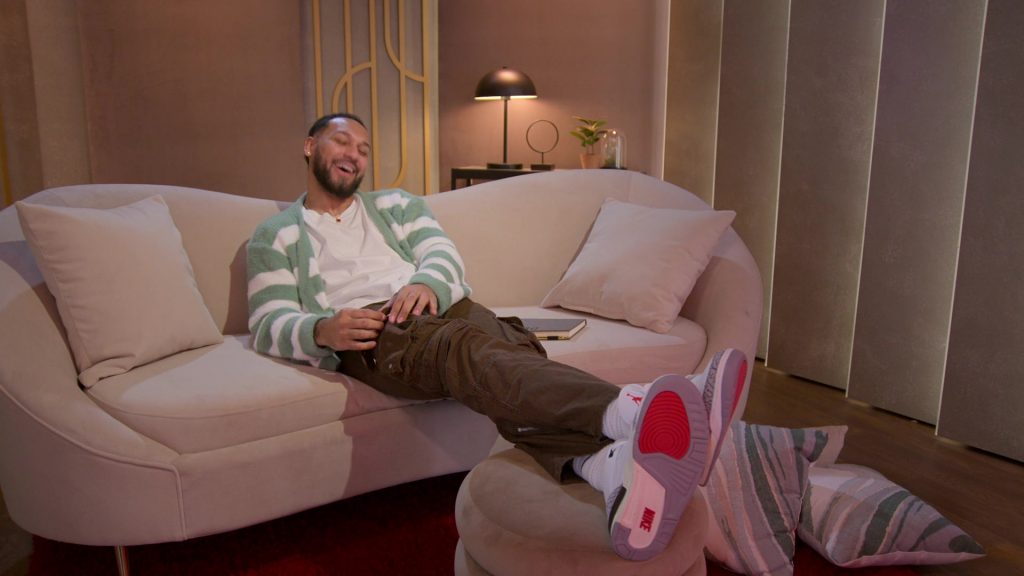 Nike Sneakers in Love Is Blind S08E02 “Open Hearts, Open Minds, Can't Lose” (2025) (Image 4)