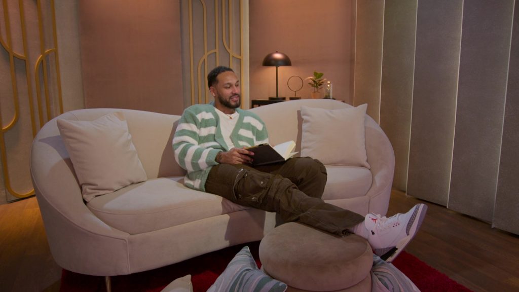 Nike Sneakers in Love Is Blind S08E02 “Open Hearts, Open Minds, Can't Lose” (2025) (Image 5)