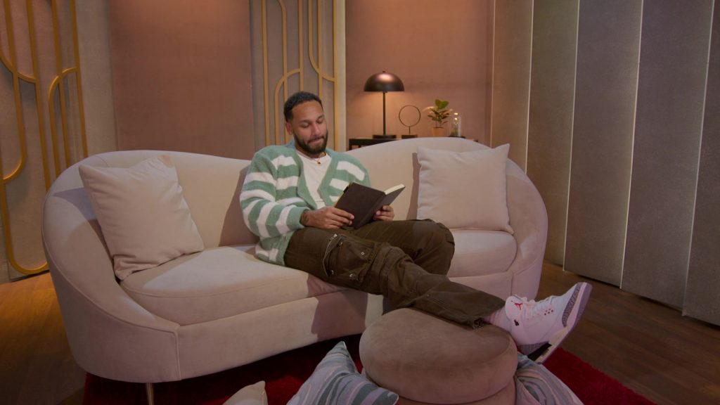 Nike Sneakers in Love Is Blind S08E02 “Open Hearts, Open Minds, Can't Lose” (2025) (Image 8)