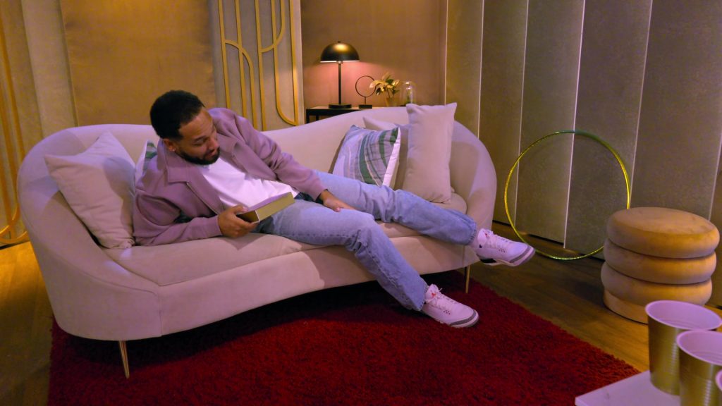 Nike Sneakers in Love Is Blind S08E03 “Hunger Games of Love” (2025) (Image 15)