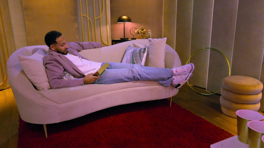 Nike Sneakers in Love Is Blind S08E03 “Hunger Games of Love” (2025) (Image 17)